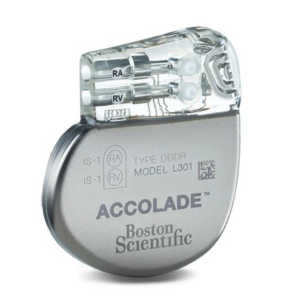 Marcapaso cardíaco de doble cámara VDD multiprogramable definitivo. Marcapaso cardiaco VDD multiprogramable definitivo bipolar en línea de doble cámara para un solo cable bicameral. Conector auricular sólo para detección IS-1/3.2 mm; Conector ventricular para estimulación y detección ventriculares IS-1/3.2 mm; Funciones programables 18 o más; Telemetría en tiempo real; Programas temporales; Modo de estimulación VDD, VVIR, VVI, VVT, VOOR, VOO, OAO, OVO; Cambio de modo; Peso 30 G o menos; Grosor 8.0 mm o menos; Fuente de alimentación Yodo-Litio; Voltaje de la batería 3.0 volts o menos; Fuente de diagnóstico; Contadores de eventos; Registro de extrasístoles; Monitor y tendencia del electrodo; Estimado de longevidad: autoactualizable; Electrograma con canal de marcas; Intervención a taquicardia medida por MP; Polaridad programable Bip-Unip) sólo en el canal ventricular; Prueba automática de umbrales de estimulación.